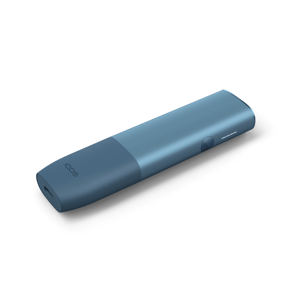IQOS ILUMA ONE AZURE BLUE Mobility Kit, Azure Blue A side view of an Azure Blue IQOS ILUMA ONE.