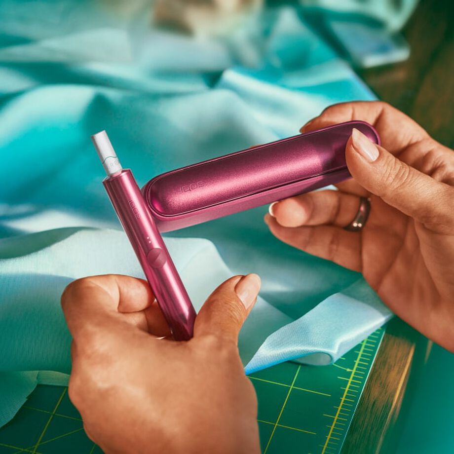 IQOS ILUMA SUNSET RED Mobility Kit, Sunset Red IQOS ILUMA devices have a compact design.