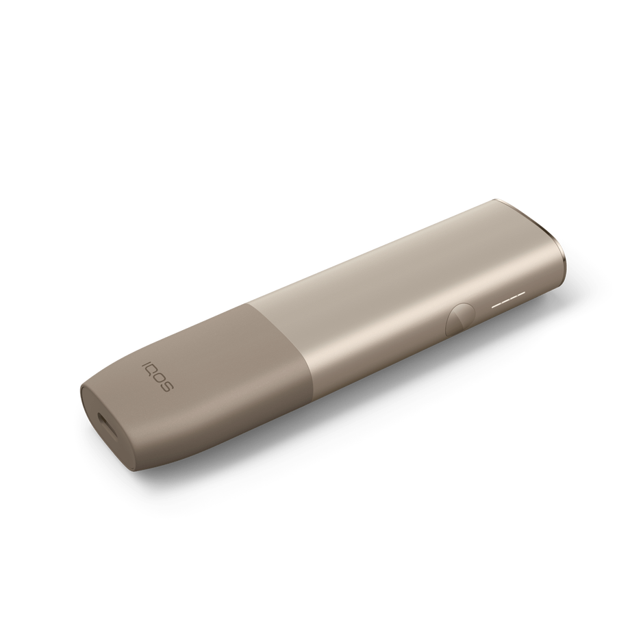 IQOS ILUMA ONE PEBBLE BEIGE Mobility Kit, Pebble Beige A side view of an Pebble Beige IQOS ILUMA ONE.