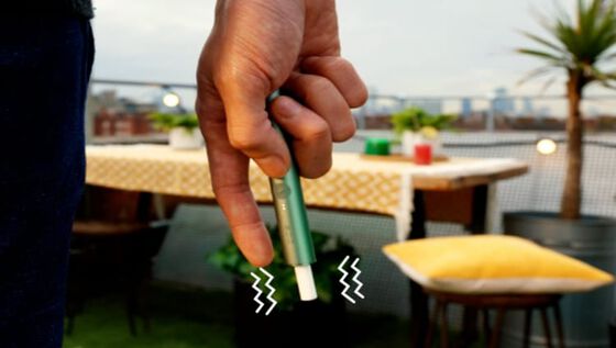 An illustration showing how IQOS ILUMA PRIME is responsive to hand gestures.