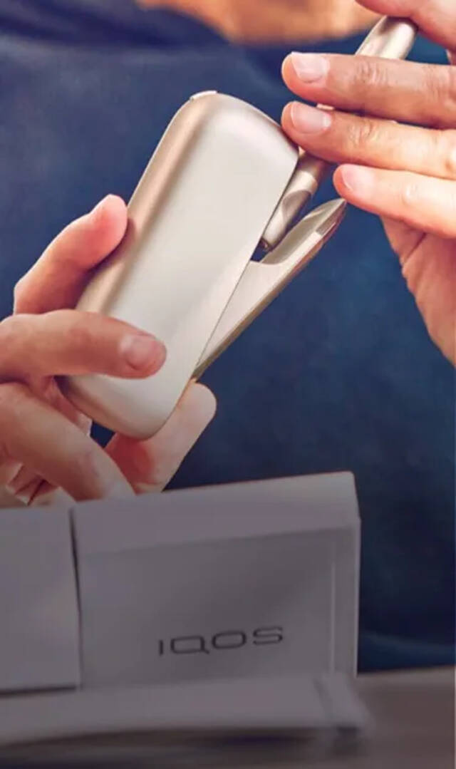 The IQOS 3 DUO silver is in the man's hands